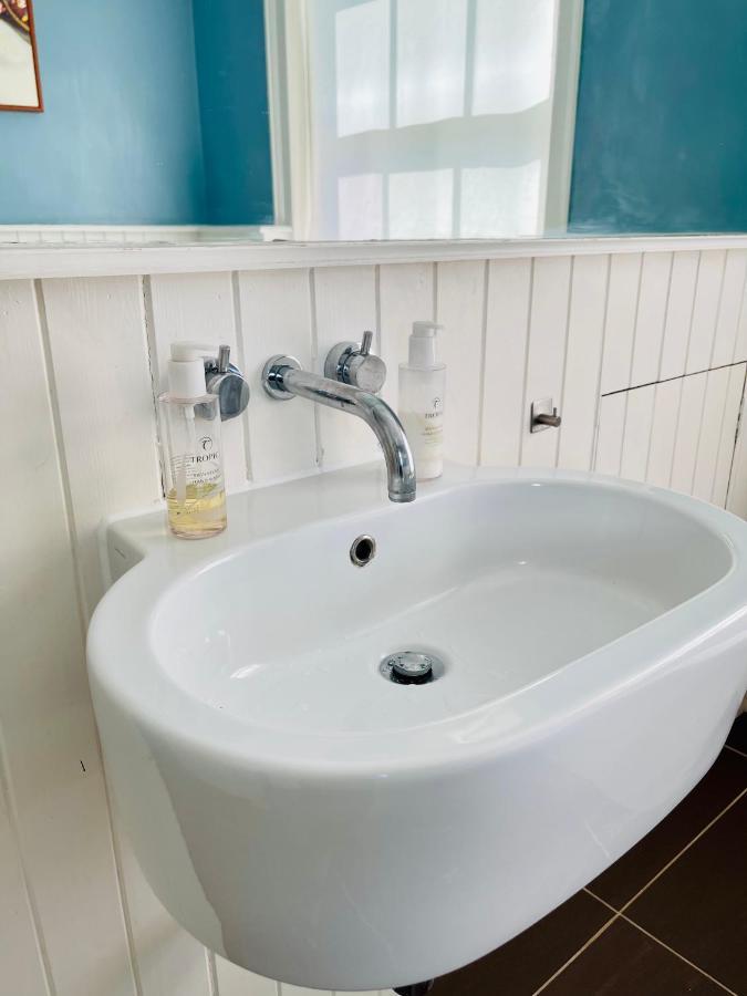 Beautiful Private 2 Bedroom Suite In Mansion Home With Free Parking Brighton Exteriör bild